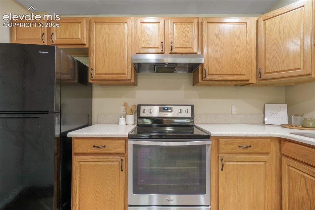 Image 16 of 50: Kitchen