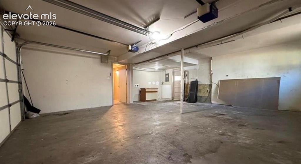 Image 20 of 25: Garage