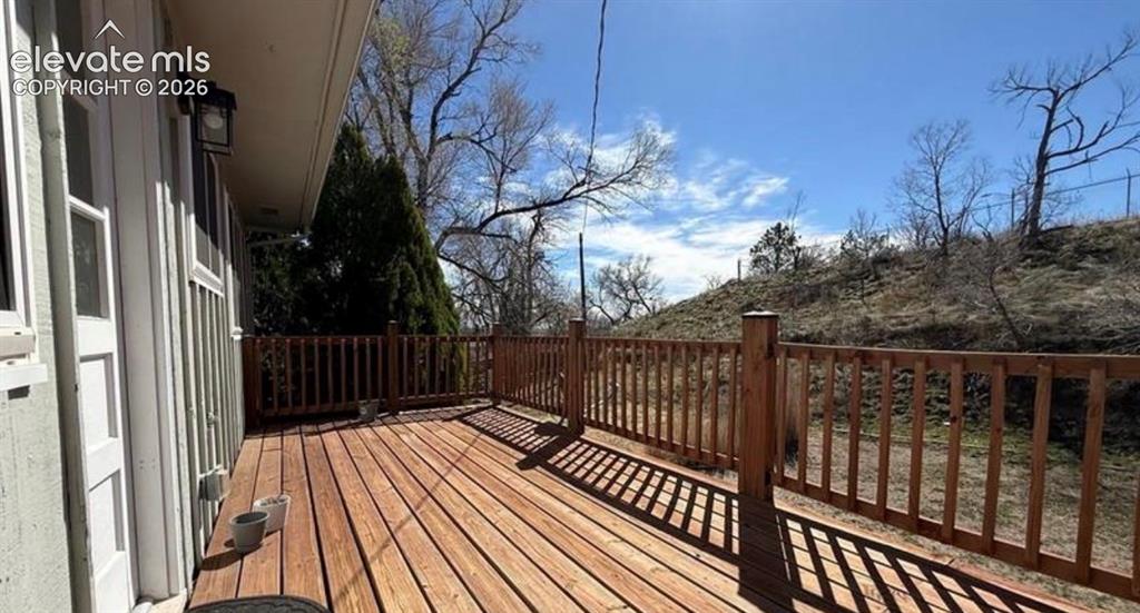 Image 21 of 25: Deck