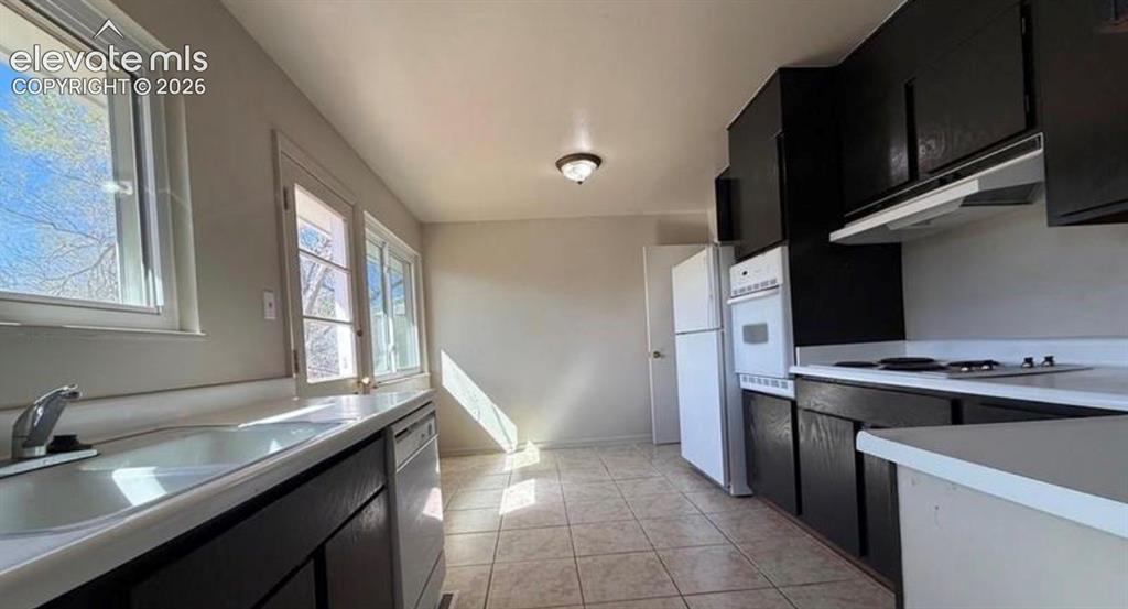 Image 5 of 25: Kitchen