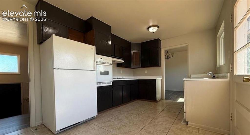 Image 6 of 25: Kitchen