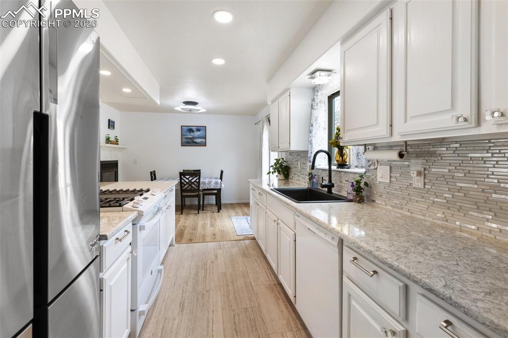 Image 14 of 49: Kitchen