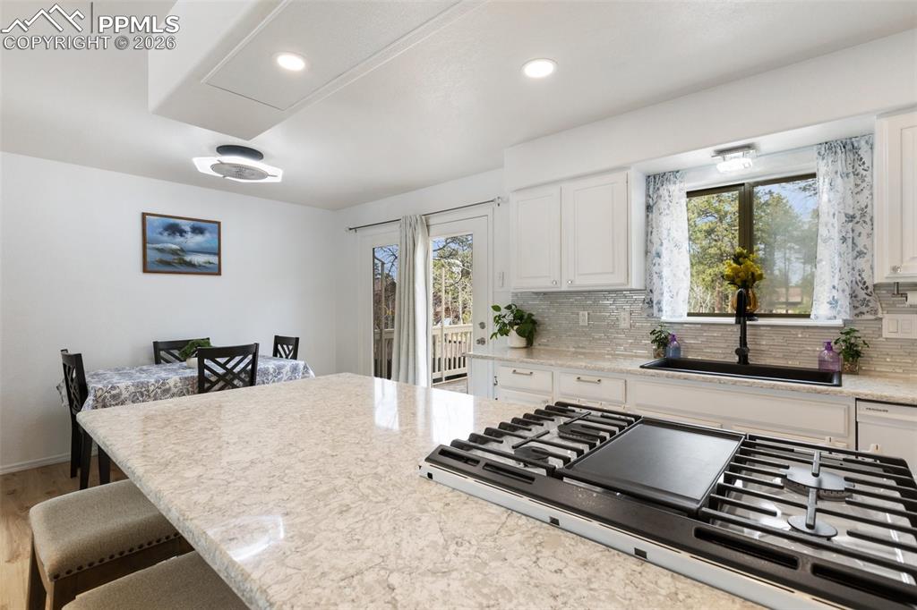 Image 15 of 49: Kitchen