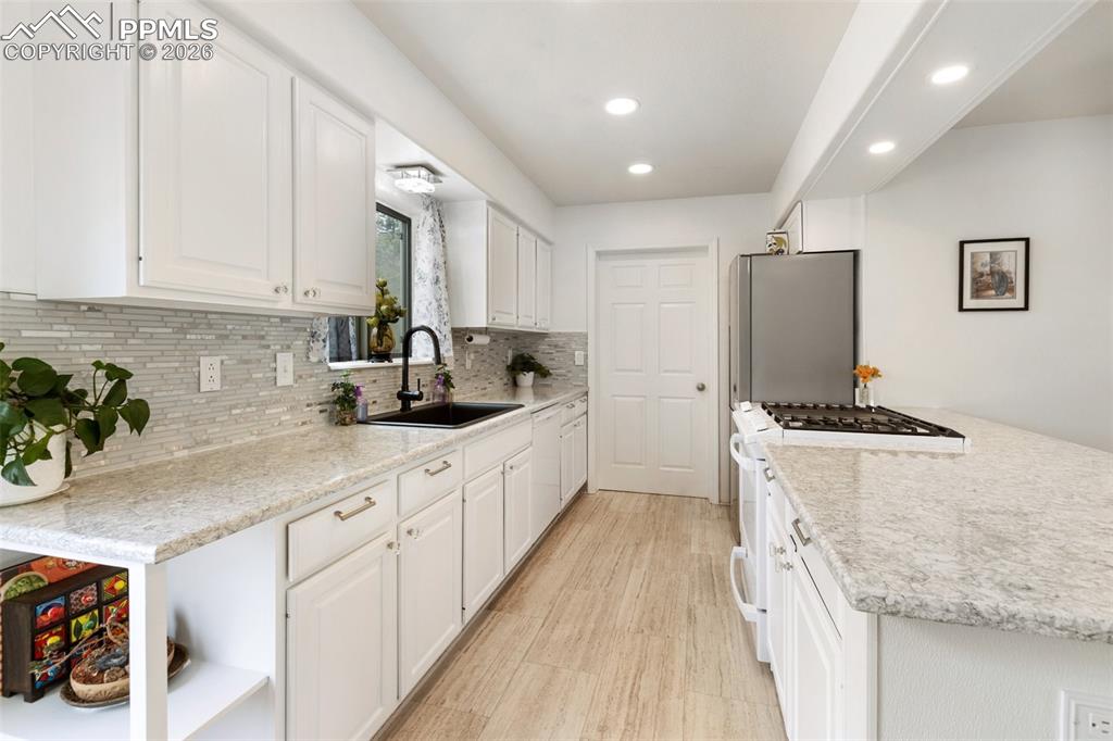 Image 20 of 49: Kitchen