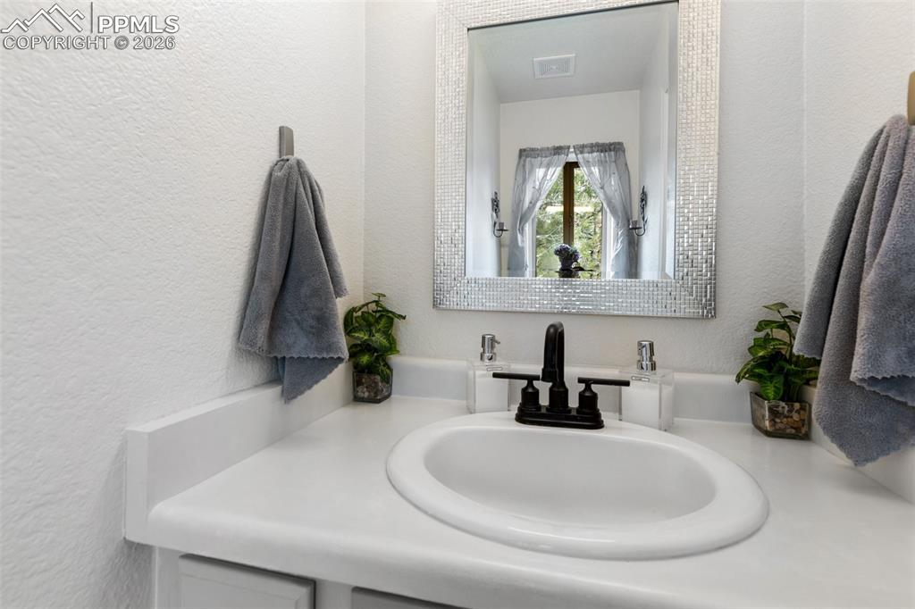 Image 21 of 49: Bathroom