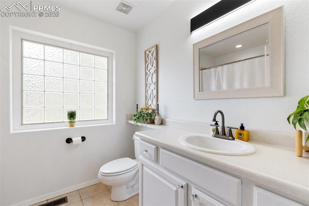 Image 33 of 49: Bathroom