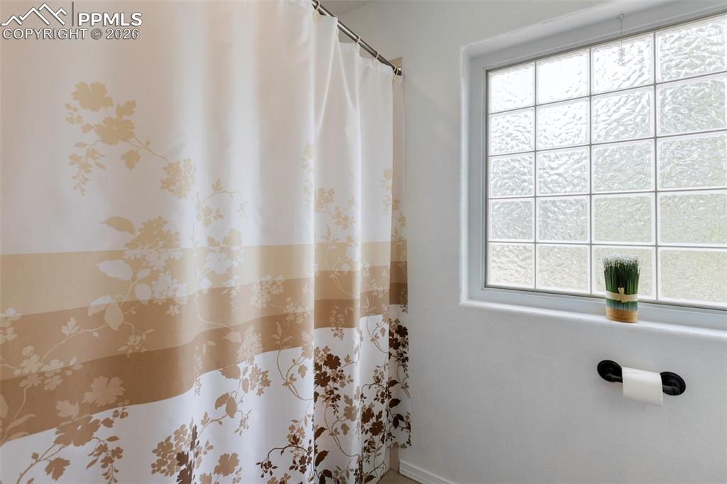 Image 34 of 49: Bathroom