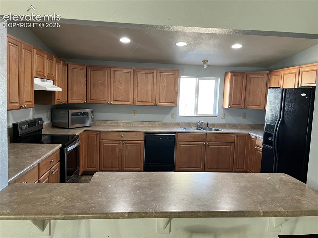 Image 7 of 18: Kitchen