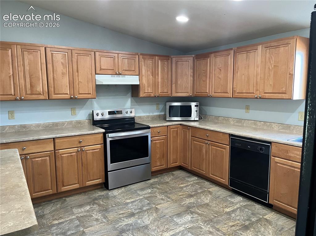 Image 8 of 18: Kitchen