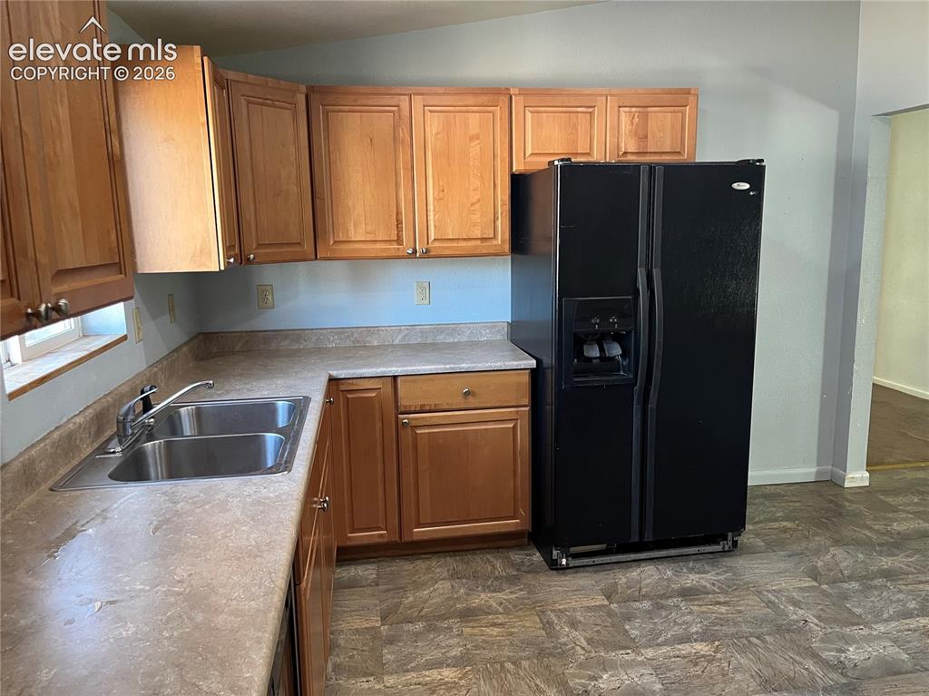 Image 9 of 18: Kitchen