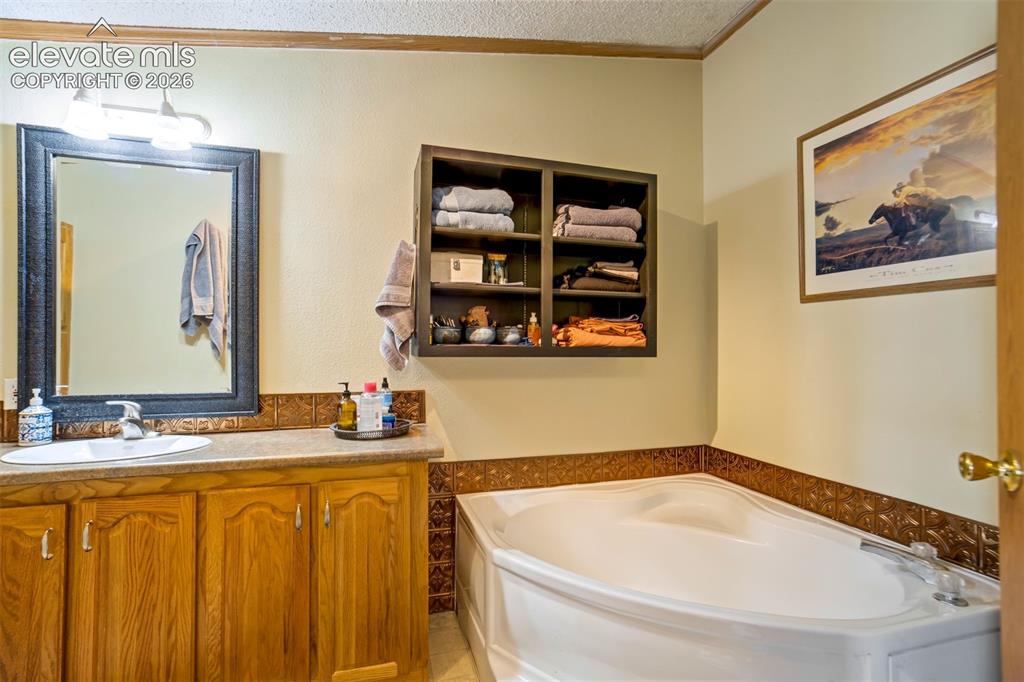 Image 16 of 49: Bathroom