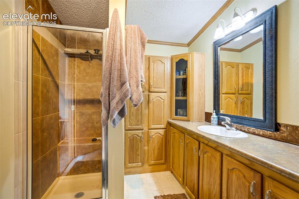 Image 17 of 49: Bathroom