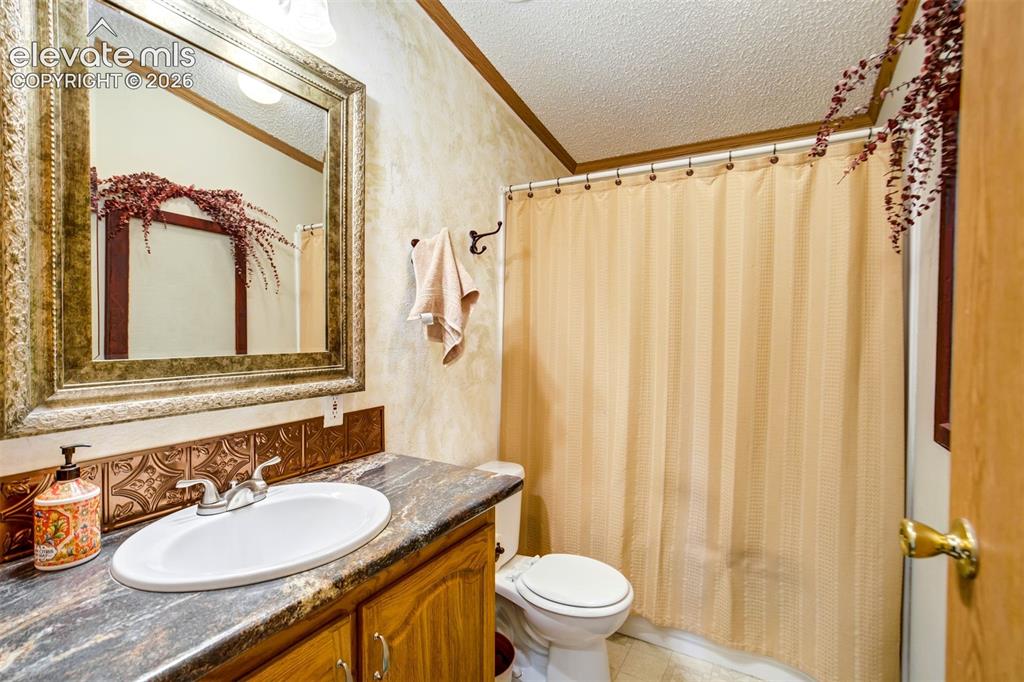 Image 22 of 49: Bathroom