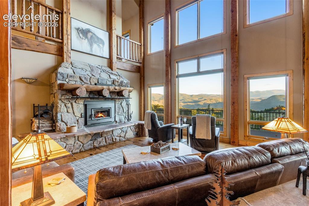 Image 14 of 50: Family room with 33