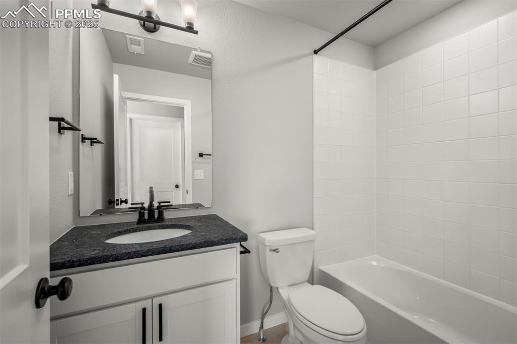 Image 20 of 28: Bathroom