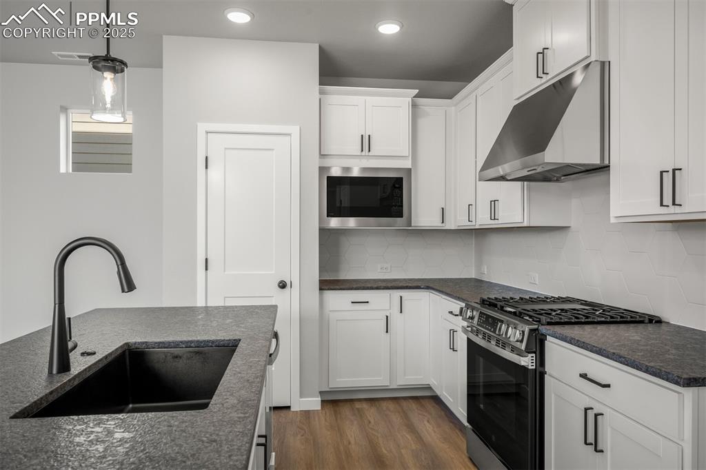 Image 4 of 28: Kitchen