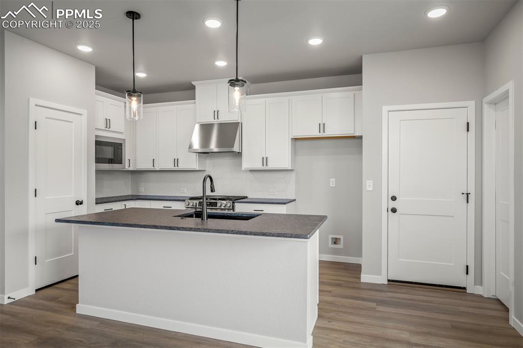 Image 8 of 28: Kitchen