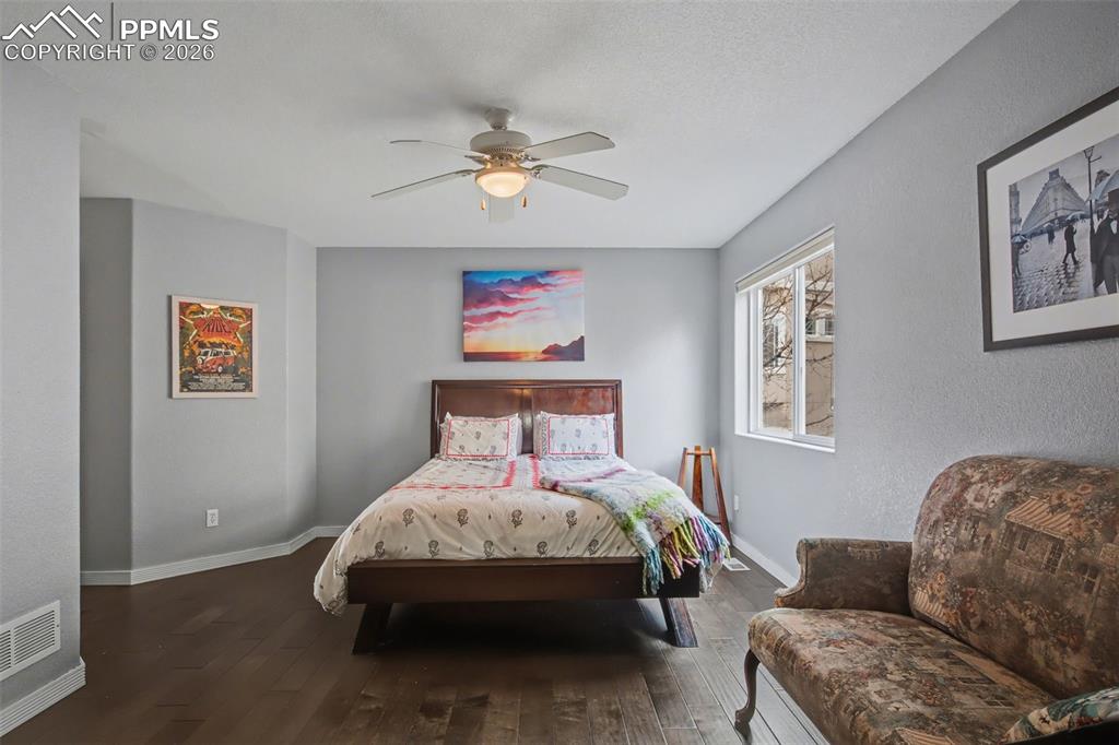 Image 26 of 42: Bedroom