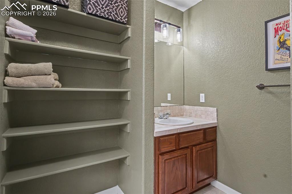 Image 30 of 42: Bathroom