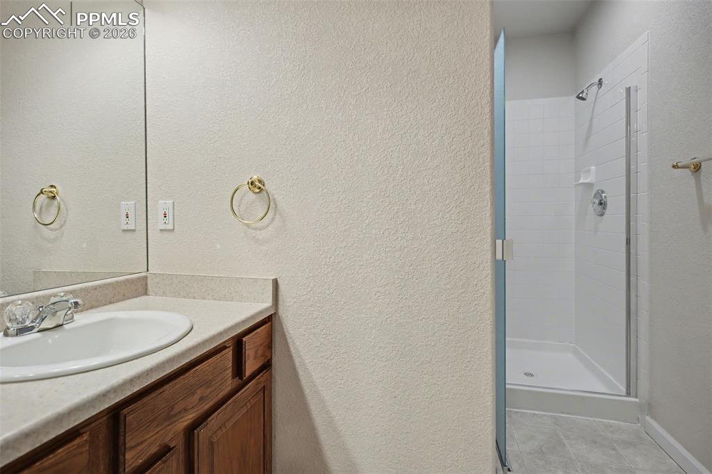 Image 31 of 42: Bathroom