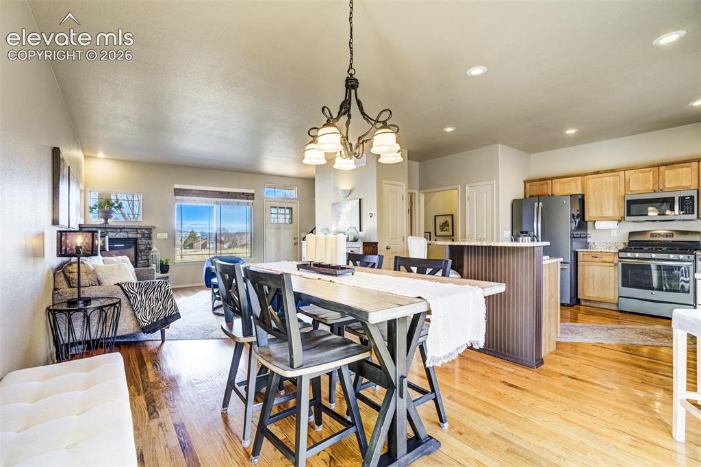 Image 10 of 50: Dining Area