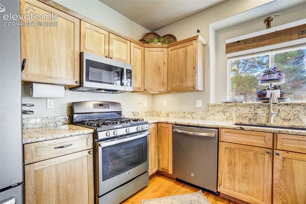 Image 13 of 50: Kitchen