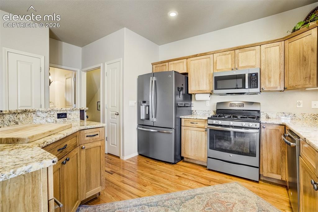 Image 14 of 50: Kitchen