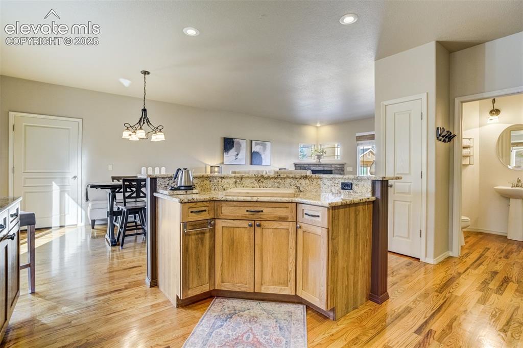 Image 15 of 50: Kitchen