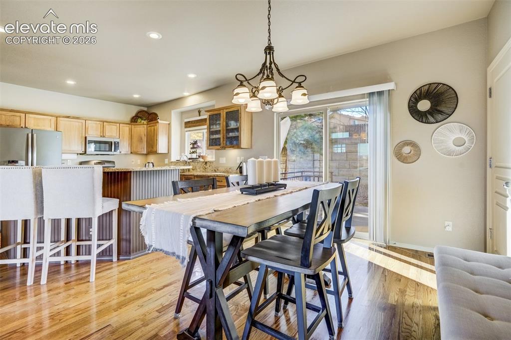 Image 7 of 50: Dining Area