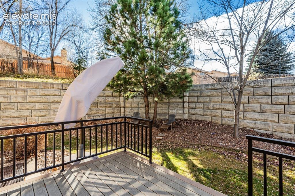 Image 8 of 50: Deck