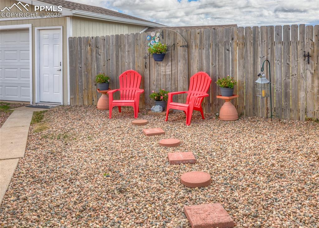 Image 36 of 48: Yard
