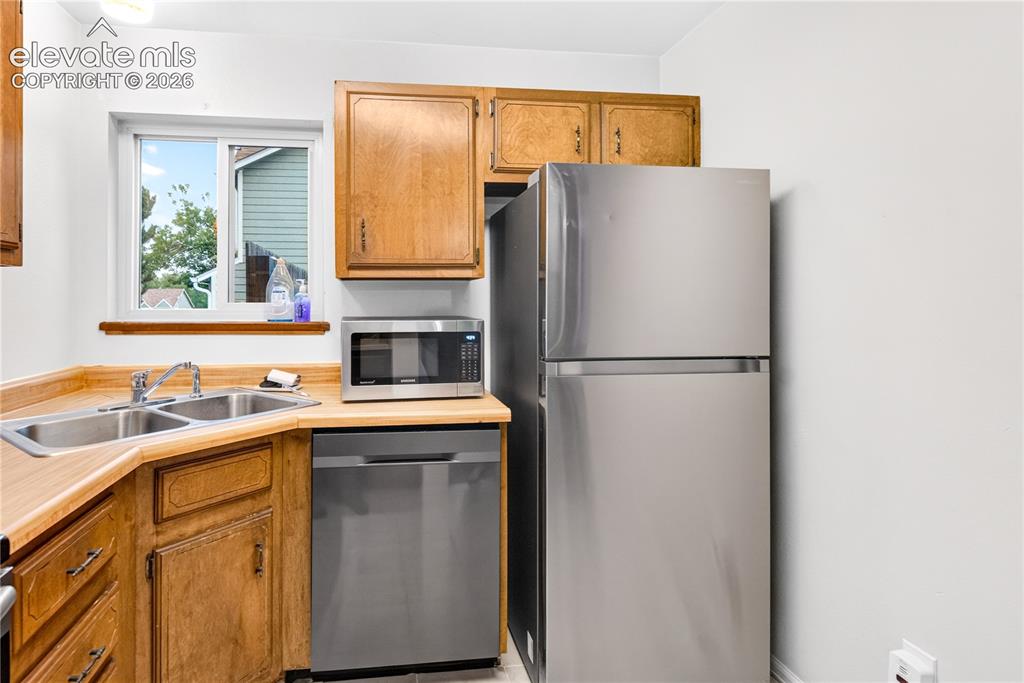 Image 13 of 32: Kitchen