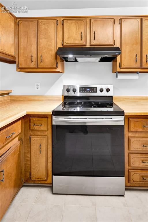 Image 18 of 32: Kitchen