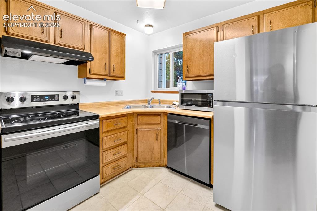 Image 21 of 32: Kitchen