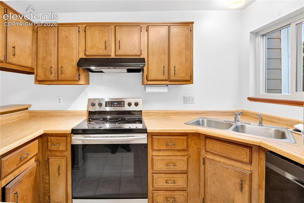 Image 26 of 32: Kitchen