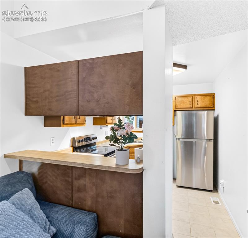 Image 7 of 32: Kitchen