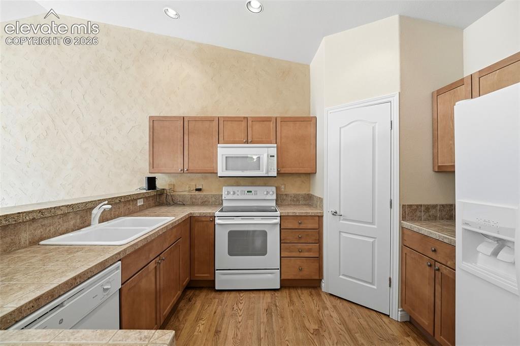 Image 6 of 35: Kitchen