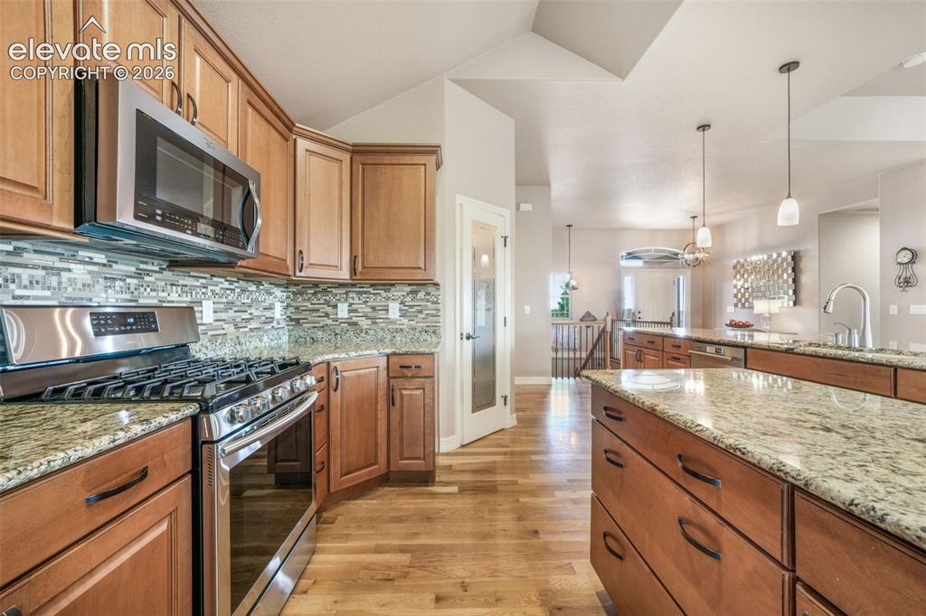 Image 16 of 50: Kitchen
