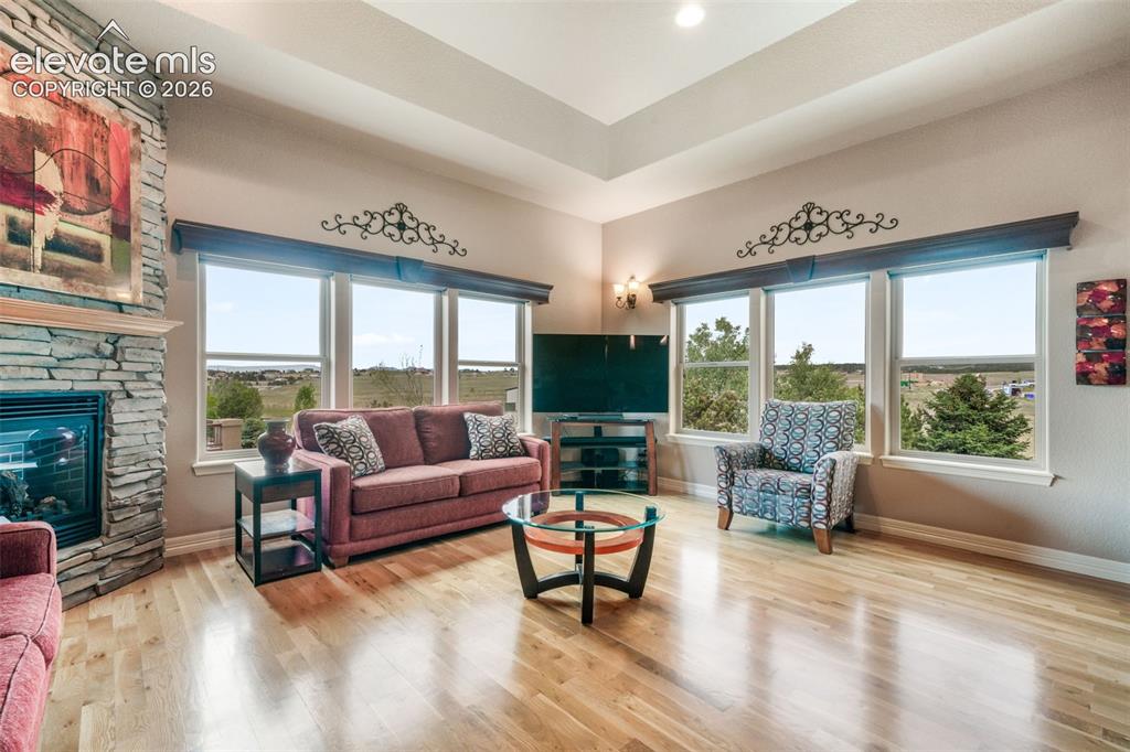 Image 8 of 50: Living Room