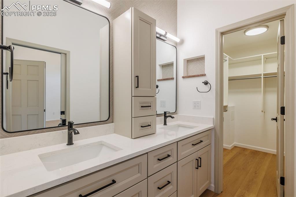 Image 21 of 27: Bathroom