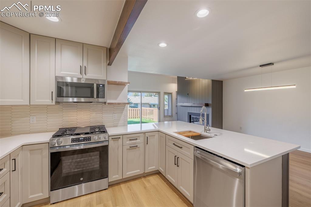 Image 9 of 27: Kitchen