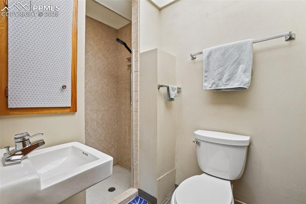 Image 18 of 49: Primary bathroom