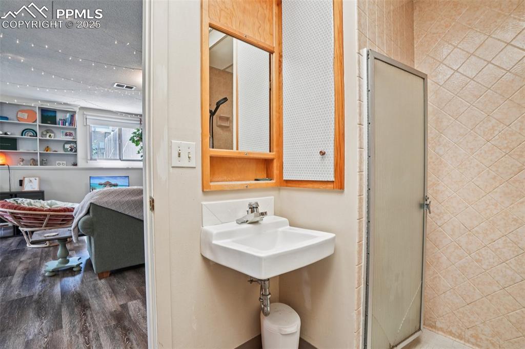 Image 19 of 49: Primary bathroom