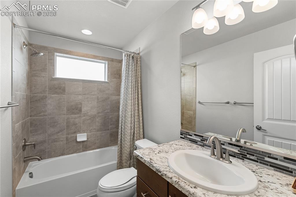 Image 15 of 33: Bathroom