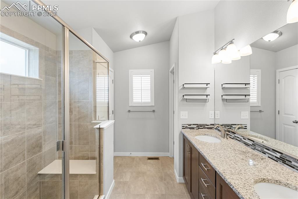 Image 19 of 33: Bathroom