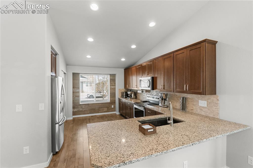 Image 9 of 33: Kitchen