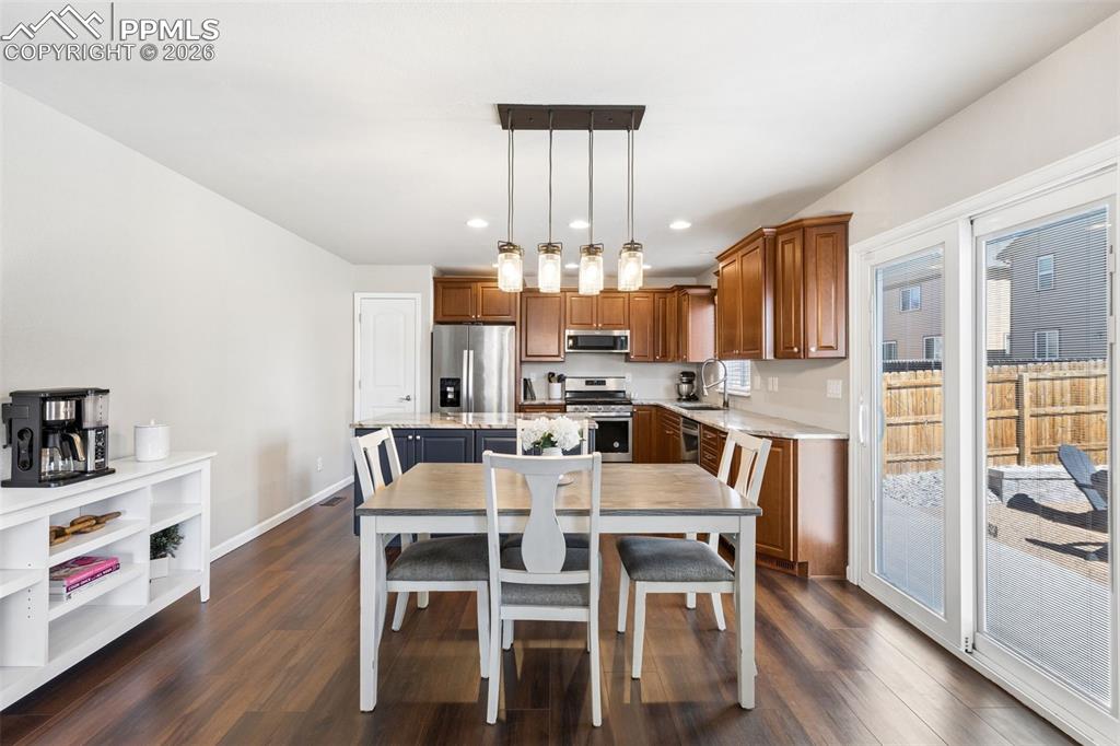 Image 12 of 36: Dining Area