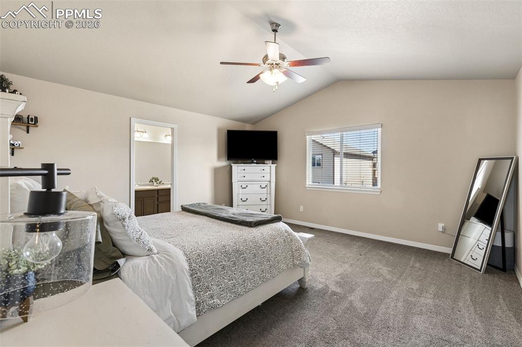 Image 19 of 36: Bedroom