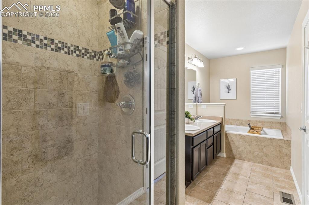 Image 21 of 36: Bathroom