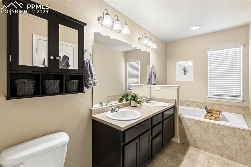 Image 22 of 36: Bathroom